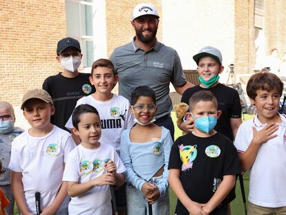 Jon Rahm, con algunos niños del Hospital Infantil Universitario Niño Jesús, este lunes en Madrid.