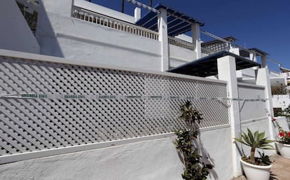 Precinto de la Guardia Civil en el apartamento de la mujer asesinada supuestamente a manos de su expareja, en Gran Canaria. 
