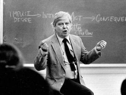 William H. Gass durante una clase, a finales del siglo XX.