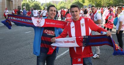 Aficionados del Sevilla y del Barcelona en los alrededores del estadio Vicente Calderón. 