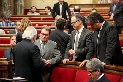El presidente Artur Mas i Jordi Turull (centro) conversan con otros diputados de CiU