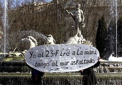 Un cartel cubrió ayer la estatua de Neptuno de Madrid: "Yo el 23-F iré a la mani. Tengo el mar asfaltado" rezaba la pancarta.