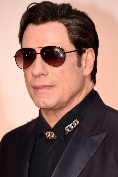 Las gafas de policía trasnochado y la cadena dorada bajo la camisa hacen que John Travolta se cuele en la lista negra de los estilismos de este año.