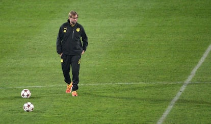 Jurgen Klopp dirige el entrenamiento de su equipo en Marsella.