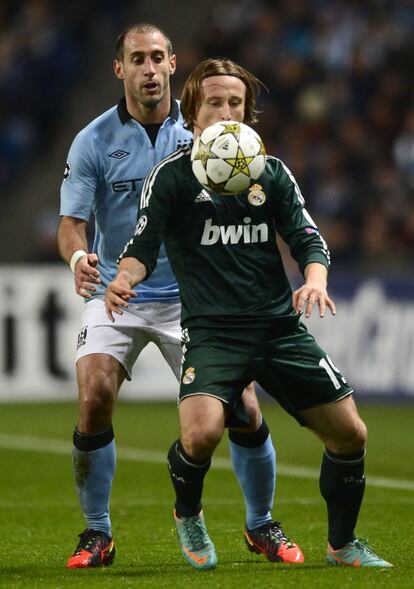 Zabaleta disputa un balón con el madridista Modric durante un partido de la Champions League.