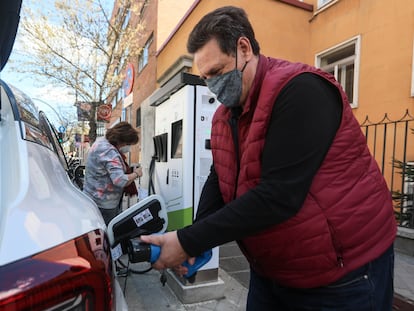 Varios usuarios recargan su vehículo en un punto de recarga de coches eléctricos en Madrid.