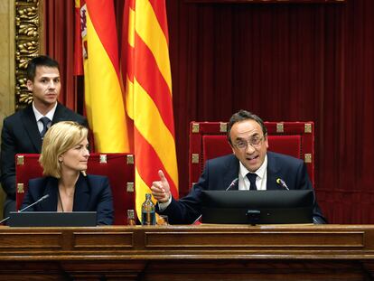 Josep Rull (en el centro), el pasado lunes tras tomar posesión como presidente del Parlament. A su izquierda en la imagen, la vicepresidenta primera, Raquel Sans (ERC); y a su derecha, el vicepresidente segundo, David Pérez (PSC).