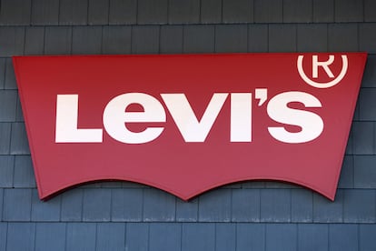 El logo de Levi Strauss & Co. en un centro comercial en Central Valley (Nueva York).