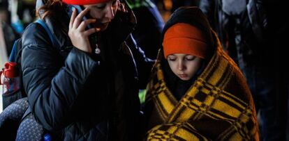 Refugiados ucranianos con niños llegan a la estación de tren de Przemysl (Polonia).