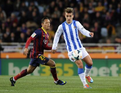 Griezmann, vigilado por Adriano, conduce el balón.