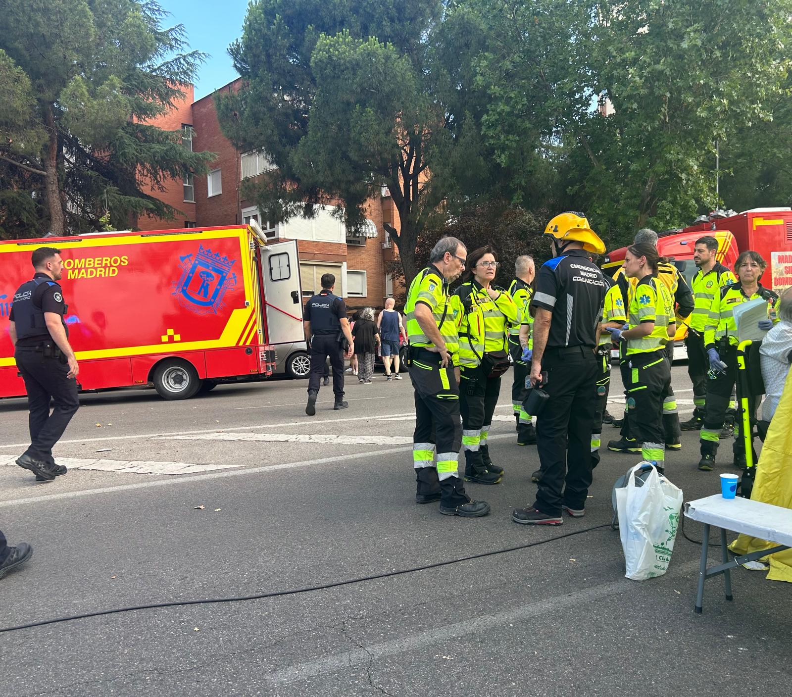 17 personas atendidas por el Samur tras un incendio en un edificio en Madrid