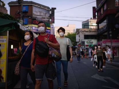 Ciudadanos surcoreanos caminan por una calle de Seúl, el martes.