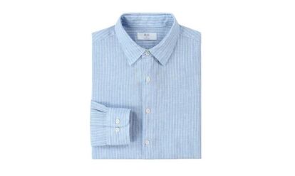 Un básico de cualquier armario. Siempre funciona y siempre gusta. Esta de Uniqlo es de lino francés, informal y fresca para el verano.