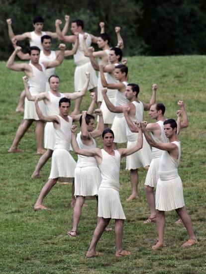 Ceremonia de encendido de la llama olímpica para los Juegos Olímpicos de Londres 2012 delante del Templo de Hera en Olimpia. Actores bailan una danza.
