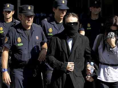 Francisco Javier Delgado y su novia, María García, a la salida del juzgado.