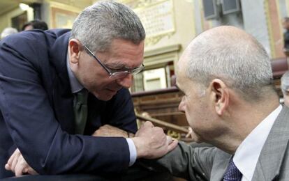 El ministro de Justicia, Alberto Ruiz-Gallard&oacute;n, conversa con el diputado socialista Manuel Chaves durante el pleno del Congreso.