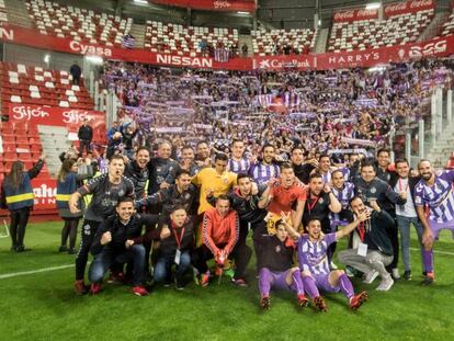 Borja, a la derecha de la imagen, posa con sus compañeros ante la afición del Valladolid tras supera al Sporting el pasado fin de semana.