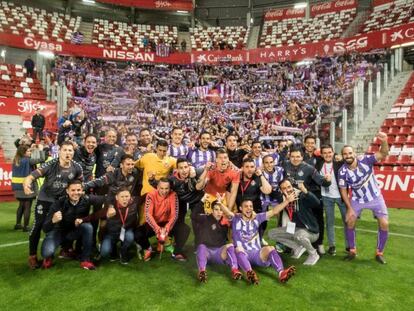 Borja, a la derecha de la imagen, posa con sus compañeros ante la afición del Valladolid tras supera al Sporting el pasado fin de semana.