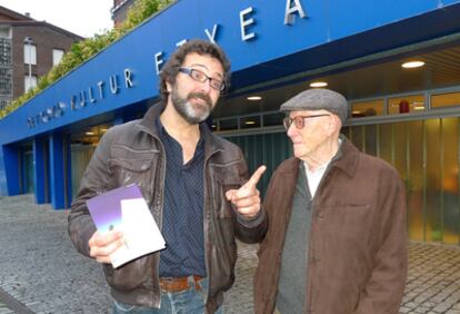 Willy Uribe (a la izquierda) junto a Ramiro PInilla, ayer, antes de la presentación de Los que hemos amado.