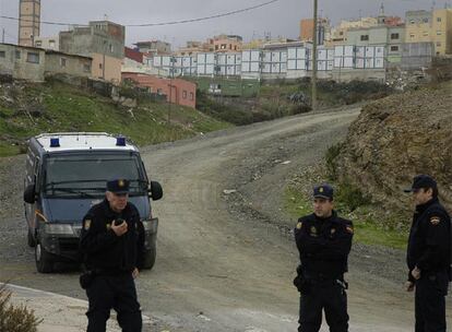 Policías nacionales vigilan el barrio del Príncipe Alfonso, donde se desarticuló esta semana una célula salafista.