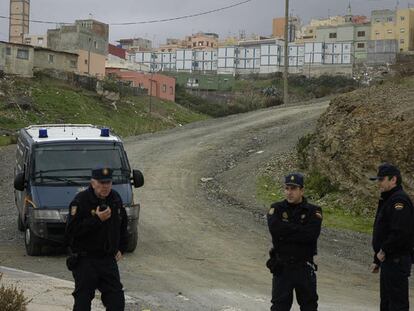 Policías nacionales vigilan el barrio del Príncipe Alfonso, donde se desarticuló esta semana una célula salafista.