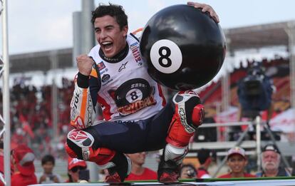 Márquez celebra su victoria en Tailandia y la consecución del título de campeón de MotoGP.