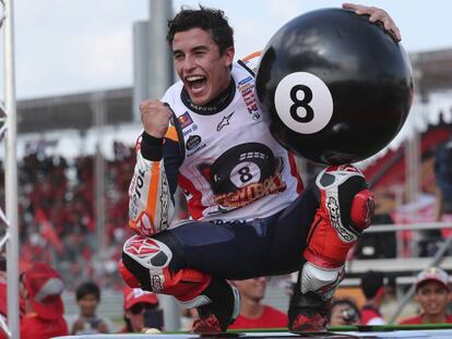 Márquez celebra su victoria en Tailandia y la consecución del título de campeón de MotoGP.