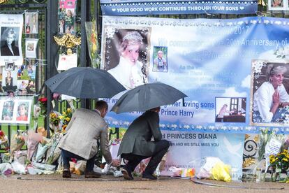 El príncipe Guillermo y el príncipe Enrique depositan flores en el improvisado homenaje de la calle a su madre, a la entrada del palacio de Kensington.
