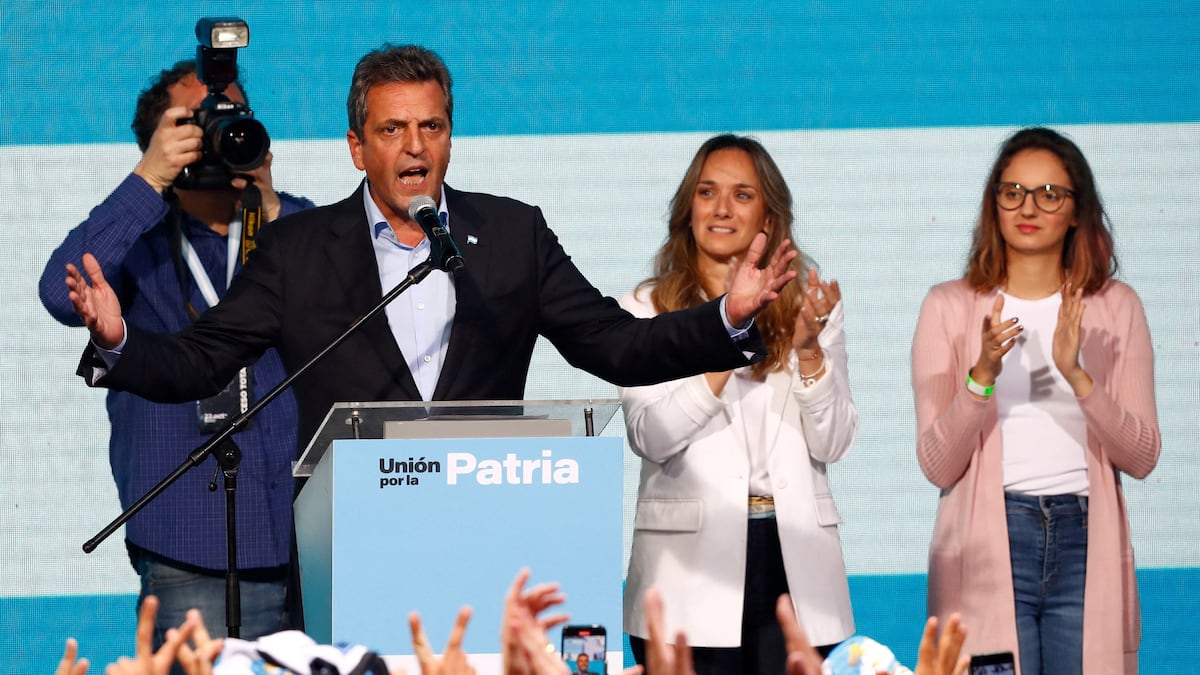 El peronista Sergio Massa supera a Javier Milei y contiene la ola ultra en la primera vuelta de las elecciones de Argentina  | EL PAÍS Argentina