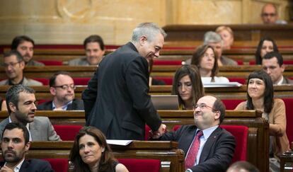 Pere Navarro saluda a Miquel Iceta al intercambiarse el escaño.