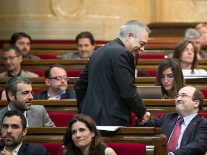 Pere Navarro saluda a Miquel Iceta al intercambiarse el escaño.