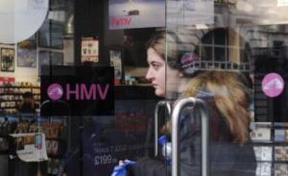 Una cliente abandona una tienda de HMV en Londres, Reino Unido. EFE/Archivo