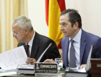 El secretario general del Tesoro y Política Financiera, Íñigo Fernández de Mesa (d), junto al vicepresidente de la Comisión de Economía y Competitividad del Congreso de los Diputados, Jesús Caldera (PSOE), durante su comparecencia ante la Comisión de Economía y Competitividad del Congreso de los Diputados para informar sobre la situación de su departamento en lo que va de ejercicio.