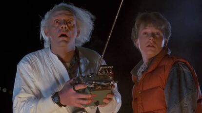 Doc y Marty McFly en una escena de la primera película de 'Regreso al futuro'.