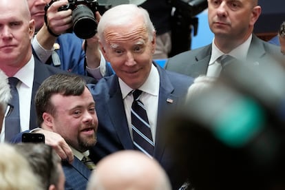 Joe Biden con el actor irlandés James Martin, tras la intervención del presidente estadounidense para conmemorar el 25 aniversario del Acuerdo de Viernes Santo.