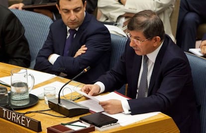 El ministro de Exteriores turco, Ahmet Davutoglu, se dirige a la ONU ayer.