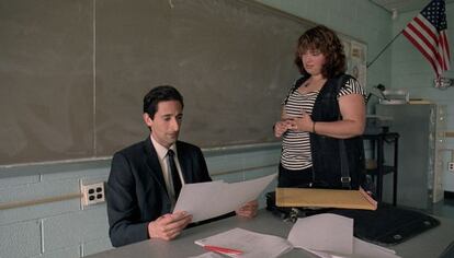 Adrien Brody y Betty Kaye, en 'El profesor'.