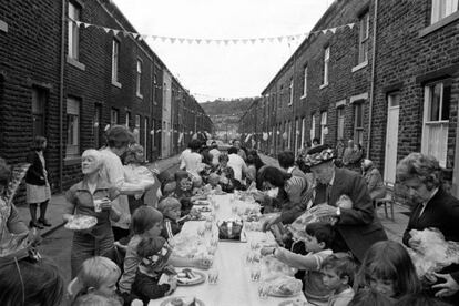 en la calle por el Jubileo de Plata de la reina Isabel II, Todmorden. De 'Los inconformistas', fotografías de Martin Parr.