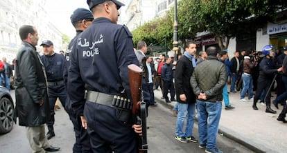 Policía argelina vigila una manifestación, en febrero de 2015.