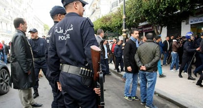 Polic&iacute;a argelina vigila una manifestaci&oacute;n, en febrero de 2015.