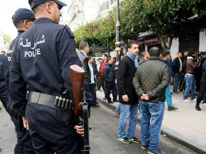 Polic&iacute;a argelina vigila una manifestaci&oacute;n, en febrero de 2015.