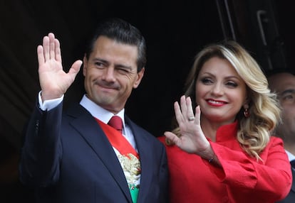 El presidente mexicano, Enrique Peña Nieto (i), y su esposa, Angélica Rivera (d), pasan revista a las fuerzas armadas durante el desfile militar hoy, miércoles 16 de septiembre de 2015, en el Zócalo de Ciudad de México, durante la celebración del 205 Aniversario de la Independencia del país.