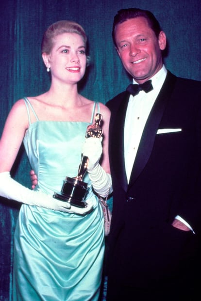 Em 1955, Grace Kelly recebeu o Oscar por seu papel em 'Amar é Sofrer' com esse vestido da estilista Edith Head.