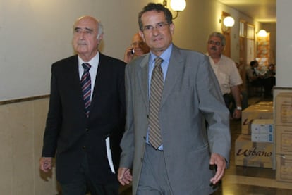 Lluc Tomàs (derecha), junto a su abogado, en los juzgados de Palma en 2006.