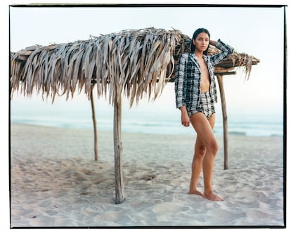 Chaqueta y shorts de tweed con botones dorados de LOUIS VUITTON.