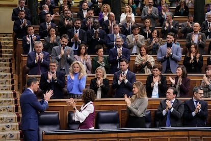 El presidente del Gobierno, Pedro Sánchez, aplaude a los diputados del PSOE en el pleno del Congreso el pasado miércoles.