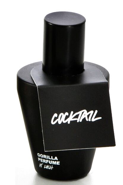 Se llama Cocktail y es uno de los perfumes de la colección B Sides de Lush. En realidad no tiene nada de alcohólico salvo el nombre, pero en realidad es una combinación muy jugosa de flores, cítricos y madera. Una fragancia muy femenina que quiere homenajear a la perfumería francesa que cuesta 49'95 euros el frasquito de 30 ml y se vende en las tiendas de la marca..