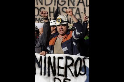 Un grupo de mineros se manifiesta por el Paseo de la Castellana, a la altura de la plaza de Col&oacute;n