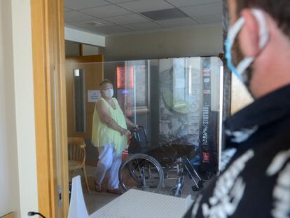 Una residente del centro Elorduy (Barrika, Bizkaia), donde ha habido 36 contagios, pasea por las instalaciones este martes.