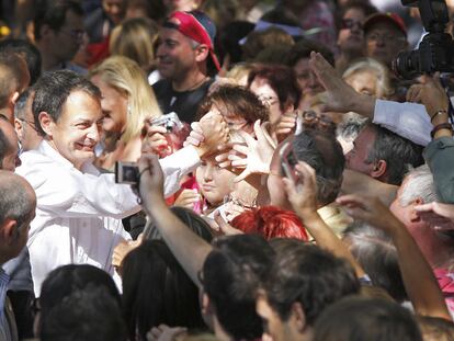 El ministro de Trabajo, Celestino Corbacho, Zapatero y Montilla, ayer en la Fiesta de la Rosa, en Gavà.